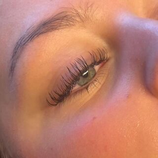 The clean classic lashes are IN IN, and we can't wait to refresh you all with clean girl aesthetic beauty treatments 🙆🏼‍♀️
You can book through our instagram page or follow the link on our stories💜
.
#naturallashes #naturallashextensions #barelytherelashes
#eyelashextensions #lashextensions #lashartist
#classiclashes #lashtech #lashtechnician #wispylashes #brownlashes #cleangirlaesthetic